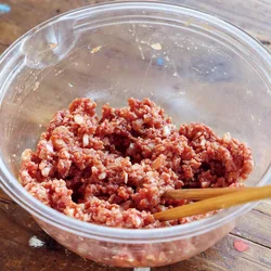 ひき肉は調味料、玉ねぎをよく混ぜてレンチンし、簡単ミートソースに。