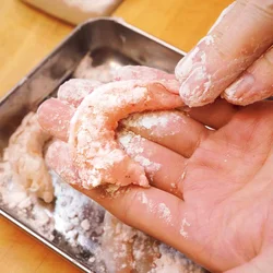 えびは片栗粉をまぶしてゆでることで、プリッとさせる