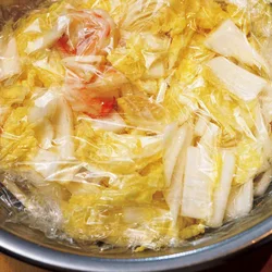 あえた素材の表面に接するようにぴったりラップをかけることで、味なじみをさらによくする。