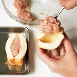 肉だねを詰める