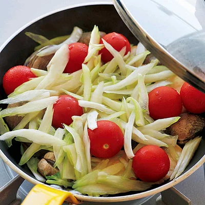 <太らないPOINT>
野菜から水分が出るので蒸すときは油控えめ。仕上げにオリーブ油を少量かけて風味をプラスします。
・ ・ ・ ・ ・ ・ ・ ・
【とりむね肉が冬太りを防ぐ3つの理由】
●低カロリーだから、しっかり食べても大丈夫!
肉の中でも、脂質が少なめのとりむね肉。食べごたえがありながらカロリーは低めなので、上手に活用すれば、食事を我慢する必要がありません。
※皮を取り除けば、さらにカロリーダウン!
皮つき:145kcal(100g)→皮なし:116kcal(100g)
●高たんぱくで代謝UPに効果アリ
体の脂肪を燃焼させてエネルギーを消費する「基礎代謝」を上げるためには、たんぱく質が必要不可欠。とりむね肉には、良質なたんぱく質が豊富に含まれています。
●安くてくせがないから、ムリなく続く!
とりむね肉は、お手ごろなうえに、どんな味つけや調理方法とも相性がいいのもうれしいポイント。レパートリーを広げやすいので、飽きずに楽しむことができます。