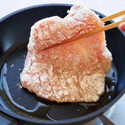＜太らないPOINT＞
観音開きにして見た目のボリューム感を出して少量の油でこうばしく焼きます。カロリーは抑えつつうまみをキープ！

・　・　・　・　・　・　・　・　

【とりむね肉が冬太りを防ぐ3つの理由】
●低カロリーだから、しっかり食べても大丈夫！
肉の中でも、脂質が少なめのとりむね肉。食べごたえがありながらカロリーは低めなので、上手に活用すれば、食事を我慢する必要がありません。
※皮を取り除けば、さらにカロリーダウン！　
　皮つき：145kcal（100g）→皮なし：116kcal（100g）

●高たんぱくで代謝UPに効果アリ
体の脂肪を燃焼させてエネルギーを消費する「基礎代謝」を上げるためには、たんぱく質が必要不可欠。とりむね肉には、良質なたんぱく質が豊富に含まれています。

●安くてくせがないから、ムリなく続く！
とりむね肉は、お手ごろなうえに、どんな味つけや調理方法とも相性がいいのもうれしいポイント。レパートリーを広げやすいので、飽きずに楽しむことができます。
