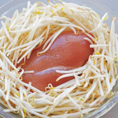 ＜太らないPOINT＞
たっぷりのもやしをとりむねと一緒に蒸してかさ増しを。もやしに肉のうまみも移ります。

・　・　・　・　・　・　・　・　

【とりむね肉が冬太りを防ぐ3つの理由】
●低カロリーだから、しっかり食べても大丈夫！
肉の中でも、脂質が少なめのとりむね肉。食べごたえがありながらカロリーは低めなので、上手に活用すれば、食事を我慢する必要がありません。
※皮を取り除けば、さらにカロリーダウン！　
　皮つき：145kcal（100g）→皮なし：116kcal（100g）

●高たんぱくで代謝UPに効果アリ
体の脂肪を燃焼させてエネルギーを消費する「基礎代謝」を上げるためには、たんぱく質が必要不可欠。とりむね肉には、良質なたんぱく質が豊富に含まれています。

●安くてくせがないから、ムリなく続く！
とりむね肉は、お手ごろなうえに、どんな味つけや調理方法とも相性がいいのもうれしいポイント。レパートリーを広げやすいので、飽きずに楽しむことができます。