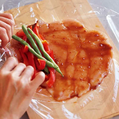 ＜太らないPOINT＞
たたいて広げたとりむねで野菜を巻き、ボリュームアップ。油なしでも食べごたえ満点！

・　・　・　・　・　・　・　・　

【とりむね肉が冬太りを防ぐ3つの理由】
●低カロリーだから、しっかり食べても大丈夫！
肉の中でも、脂質が少なめのとりむね肉。食べごたえがありながらカロリーは低めなので、上手に活用すれば、食事を我慢する必要がありません。
※皮を取り除けば、さらにカロリーダウン！　
　皮つき：145kcal（100g）→皮なし：116kcal（100g）

●高たんぱくで代謝UPに効果アリ
体の脂肪を燃焼させてエネルギーを消費する「基礎代謝」を上げるためには、たんぱく質が必要不可欠。とりむね肉には、良質なたんぱく質が豊富に含まれています。

●安くてくせがないから、ムリなく続く！
とりむね肉は、お手ごろなうえに、どんな味つけや調理方法とも相性がいいのもうれしいポイント。レパートリーを広げやすいので、飽きずに楽しむことができます。