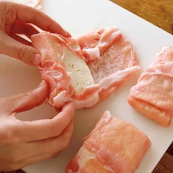焼くときにくずれないよう、豚肉をしっかり巻きつける。