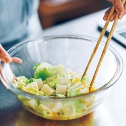 粉類はなし。たっぷりのキャベツにもち、チーズ、卵をからめて焼くと、もちもちに。