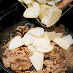  豚肉に先に火を通してからかぶを加え、少し食感が残るくらいにさっと炒める