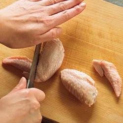 関節に包丁の根元を当て、食べやすく切る。だしが出るのでともに煮る。