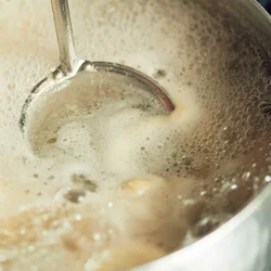 出てきたアクをこまめに取ると、澄んだ味わいのスープになる。