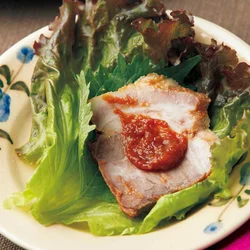 好みでパクチーやしらがねぎを添えても。残った甘みそは温野菜やおにぎりにぬったり、炒めものに加えたりしても美味。