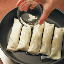 火をつける前のフライパンに並べてサラダ油を回しかけ、少量の油でこんがり揚げ焼きに。