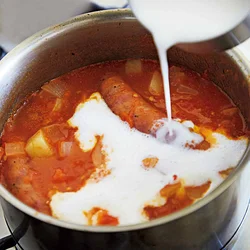 仕上げに飲むヨーグルトを加えて、まろやかな味わいに。