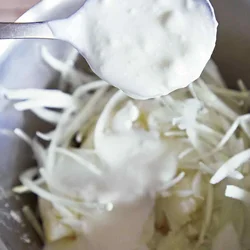 じゃがいもが熱いうちに玉ねぎ、ヨーグルトソースを加えてあえると味がよくなじむ！