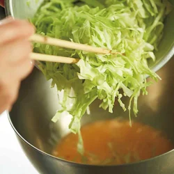 焼くとかさが減るのでキャベツはたっぷりと。袋入りカットキャベツでもOK。
