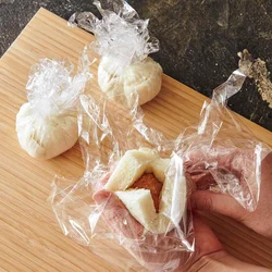 肉だねをおおうように包み、きつくひねって形がくずれないようにする。
