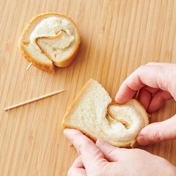 乾燥した食パンだと巻きづらいので、冷凍&解凍したものは使わないで！