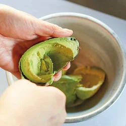 アボカドは熟れたものを選び、皮をむかずにスプーンでくりぬく。