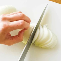 歯ごたえが残るように、繊維に沿って縦薄切りにする。