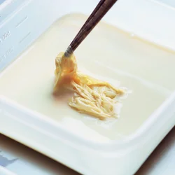 できた生ゆばは豆乳につけておくことで、しっとり仕上がる。