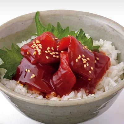 ケチャップ×しょうゆは「まぐろのづけ」にもGood！
トマトケチャップ大さじ1、しょうゆ小さじ2、砂糖小さじ1、ごま油(またはラー油)少々を混ぜ、まぐろの刺し身100gをあえるだけ。ほかほかご飯にのせてどんぶりにしても。