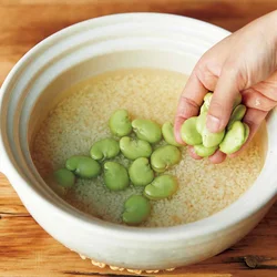 だし汁と調味料を米と混ぜたあと、そら豆をのせたら、混ぜてはダメ。混ぜると炊きむらができてしまう。