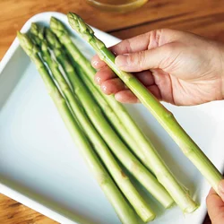 水けを拭いてから、サラダ油を手で全体に薄くぬる。油をぬることで野菜の水分が抜け過ぎず、ジューシーに焼き上がる。
