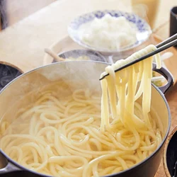 冷凍うどんをゆでて、鍋ごとドン！