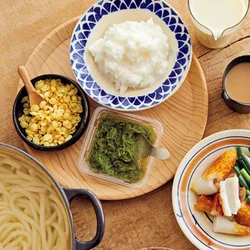 火を使わないトッピングと味変要員をスタンバイ。具は簡単なものでも、いくつか並べると気分が上がります。