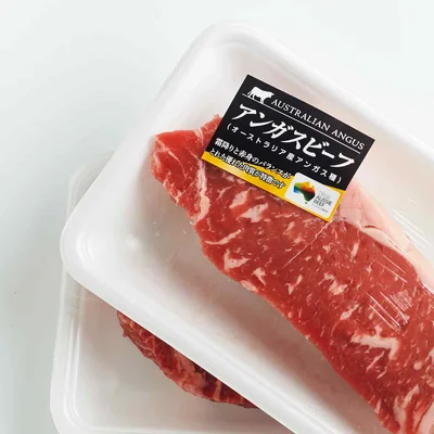 【家で焼くなら外国産サーロインがおすすめ!】
赤身の中に程よく脂身が入るサーロインは、ジューシーでやわらかい肉質が特徴。赤身肉よりも焼きやすく、かたくなり過ぎないのでおすすめです。薄すぎるとすぐにかたくなるので、2cm厚さくらいのものを選びましょう。