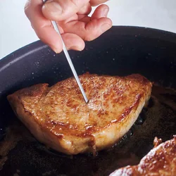 火の通りが心配なときは、鉄串(なければ竹串)を約3秒刺し、下唇に当てて温度を確認。温かければOK。