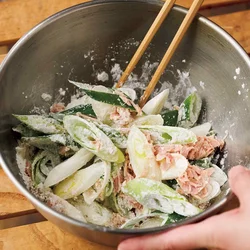 ねぎに粉類をからめてから水を加えるとなじみやすい！