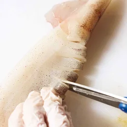 胴の正面を横にし、キッチンばさみで切り込みを入れる。