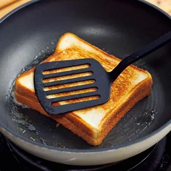 フライ返しで軽く押さえつけると、きれいな焼き色がつく！