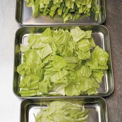 キャベツの有効利用＝上部分は生で、芯と残りは煮る