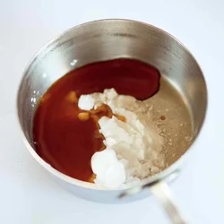 卵液に直接片栗粉を加えるとだまになるので、しょうゆで溶いてから混ぜて。