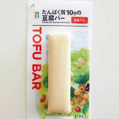 【豆腐のスティックバータイプ】
豆腐を手軽に食べられるスティック状にしたもので、
今回はコンビニなどで買える商品を使ったレシピをご紹介。
豆腐の風味とチーズのような新食感が人気の注目食材です。