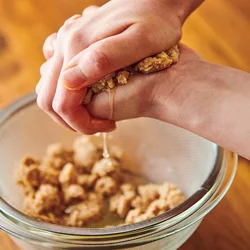 水分を絞ることで、味がしっかりと入る。このとき、1片が3cm角より大きい場合は半分にちぎる。