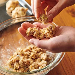 成形する。合体させることでころもと一緒に味も内側に入る。また、大豆ミートところもの食感の違いにより、肉に近い食べごたえになる。
