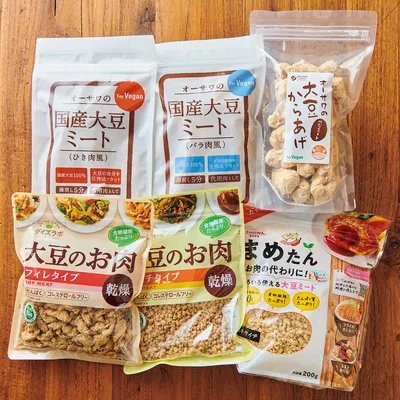 【大豆ミートとは】
搾油後の大豆を加工して肉の食感を再現した加工食品。肉よりも低カロリーで高たんぱく、食物繊維も豊富なことから、ヘルシー食品として注目を集めており、ダイエットにもおすすめ。形状も肉片のようなフィレ、ブロックと、ひき肉のようなミンチなどがあります。
※大豆ミートにはもどして使う「乾燥タイプ」、そのまま使える「レトルトタイプ」などがあります。