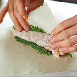 春巻きの皮でしっかり包むことで蒸し揚げになり、肉もしっとり。