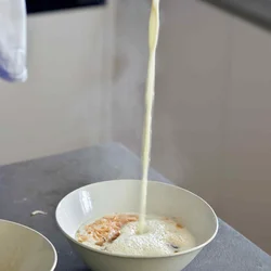 ポイントは、温めた豆乳を少し高い位置から注ぐこと。黒酢とよく混ざり、もろもろとした形状で固まります