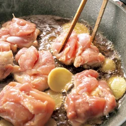台湾では産後の栄養補給や冷え解消に食べられるという「麻油鶏」。ごま油(＝麻油)とたっぷりのしょうがでとり肉を煮て、やさしい塩味で仕上げます