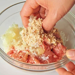 オートミールはふやかしてから肉だねに加え、よく混ぜて肉と一体化させます。