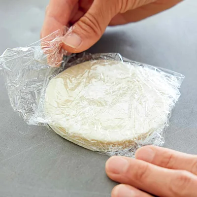【皮は約3週間冷凍保存OK】
皮は5～6枚ずつ重ね、ラップで包んで冷凍保存用袋に入れ、冷凍保存可能。使うときは自然解凍を。