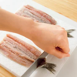 尾の部分が臭みが強いので、切り落としてから使う。まな板にペーパータオルを敷いてから切ると、まな板ににおいが移りにくく、余分な水けも吸い取れる。