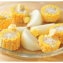 とうもろこしの芯はうまみ成分を多く含むので、実だけをそぎ取ったりせずに芯ごと加熱を。加熱中に芯からうまみ成分が引き出され、おいしさがアップする。
