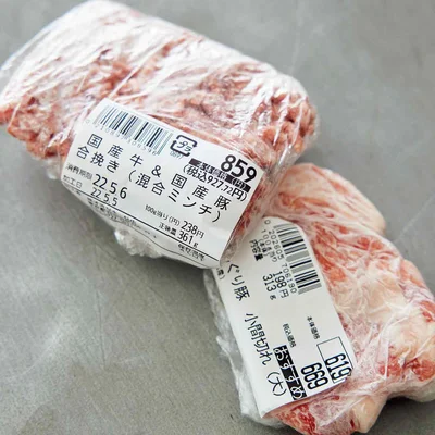 【肉は余ったらすぐに冷凍保存】
パックのラベルがついたラップで肉を包めば、肉の種類と購入日が一目瞭然。解凍しやすいよう、なるべく薄く平らにし、さらに冷凍用保存袋に入れて。
※肉は約3週間冷凍保存OK