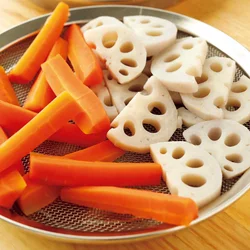 ざるに広げてさます間に、野菜の水分が程よく蒸発するので、調味液に漬けたときに味を吸収しやすくなる。30分ほど広げておくとよい。