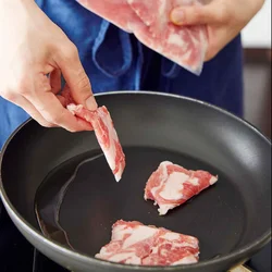 肉は凍ったままフライパンにIN！