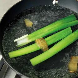 酒や香味野菜を湯に加え、豚肉の臭みを抑える！